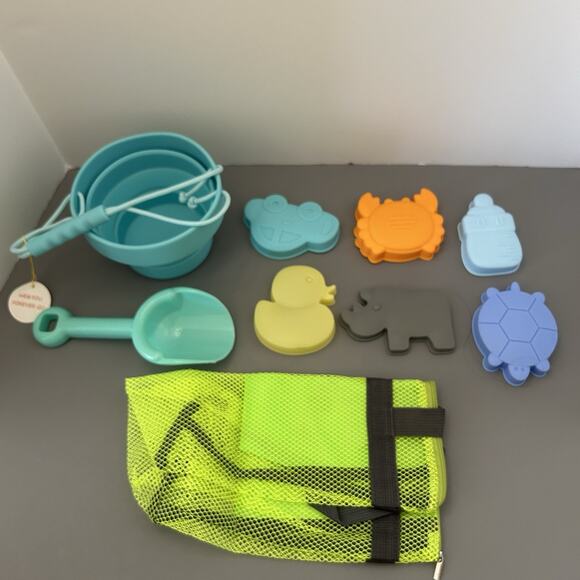 Silicone Beach and Sand Toys Collapsible Beach Bucket and Toys For Kids w/Bag - Picture 1 of 8